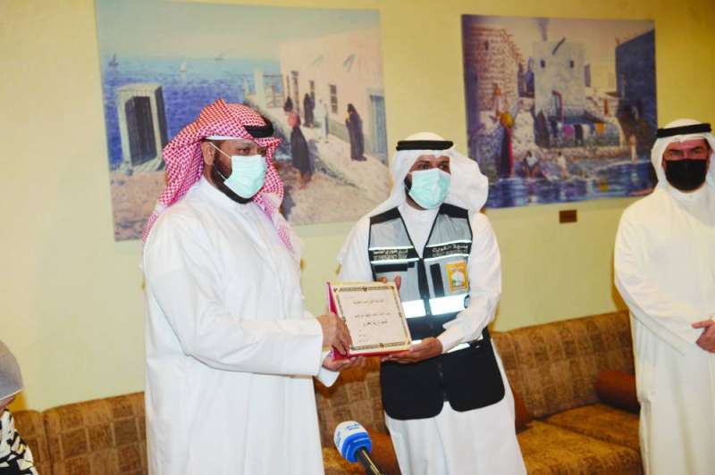 المحافظ مكرماً فريق طوارئ العاصمة