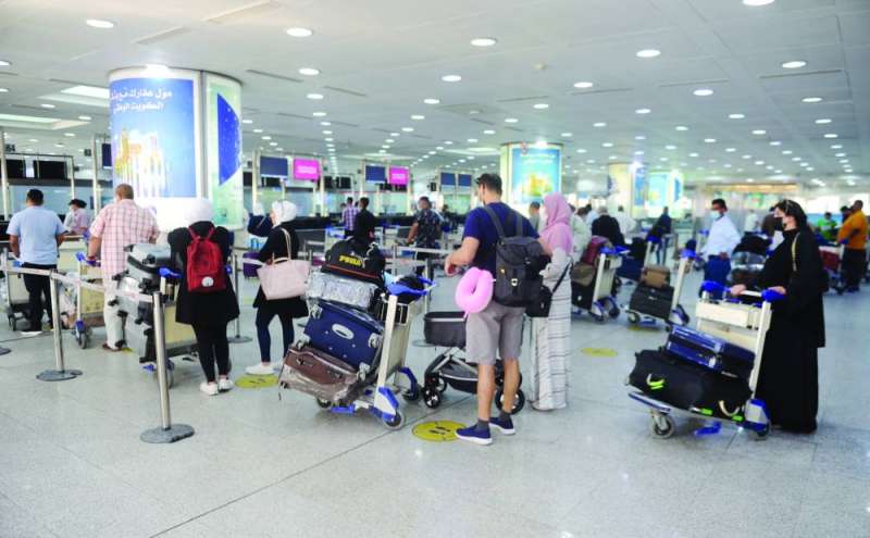 مغادرون يستعدون لتسليم حقائبهم	 (تصوير سعود سالم) 