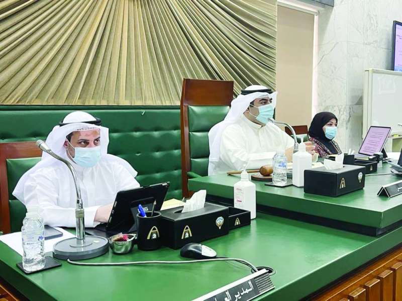 أسامة العتيبي مترئساً الجلسة
