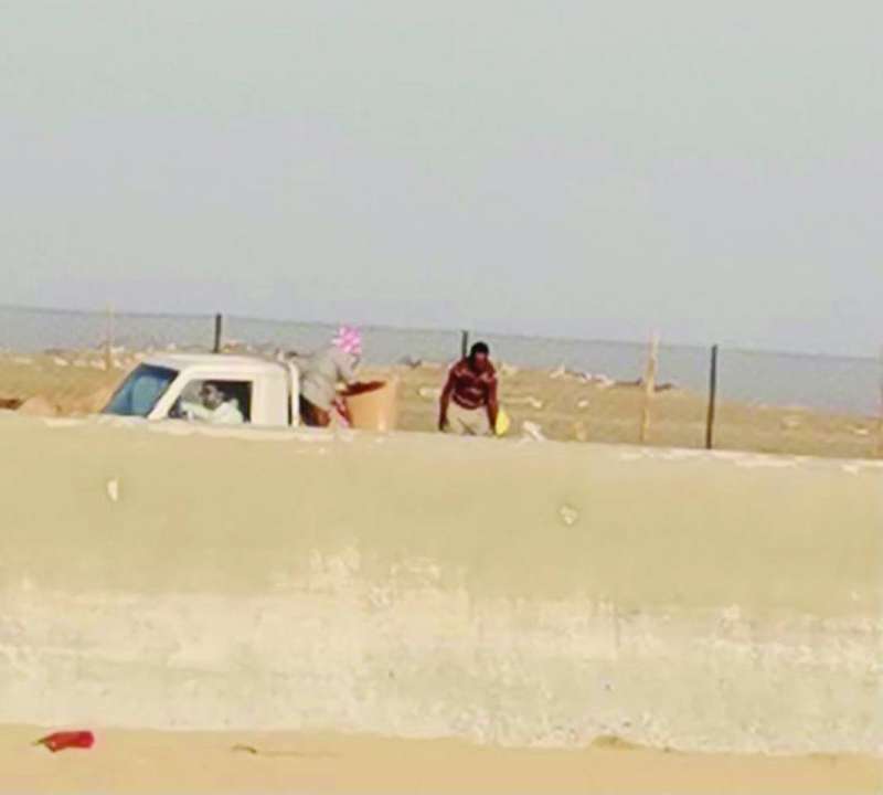 
أحد أصحاب الجواخير يرمي مخلفاته
