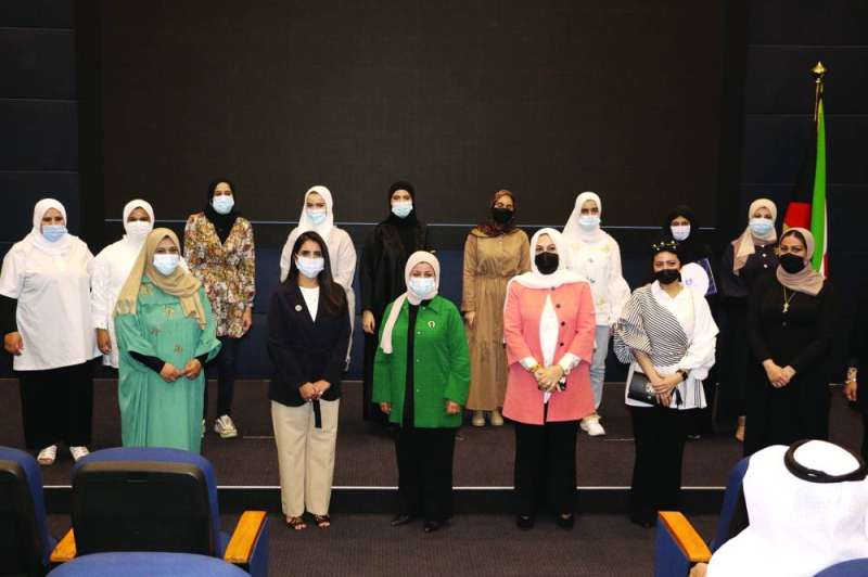 الحماد والعنزي في صورة جماعية مع الفائزات