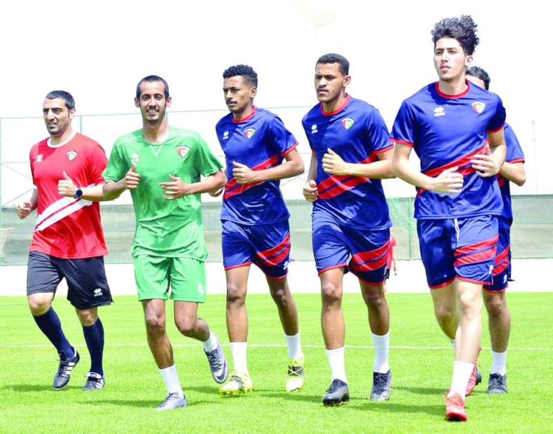 المدرب طارق الخليفي مع عدد من اللاعبين في تدريب سابق للمنتخب الأولمبي
