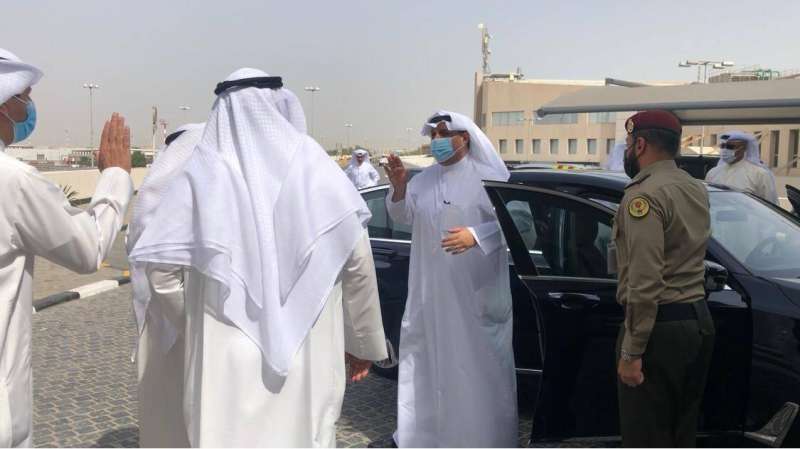 العلي خلال زيارته للمطار