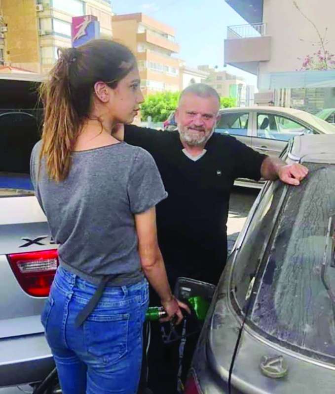 تمارس عملها في تعبئة الوقود