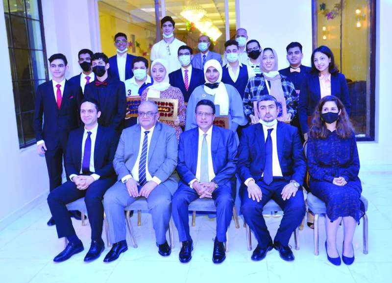 
السفير القوني ومسؤولو السفارة والقنصلية مع المتفوقين	(تصوير نايف العقلة)
