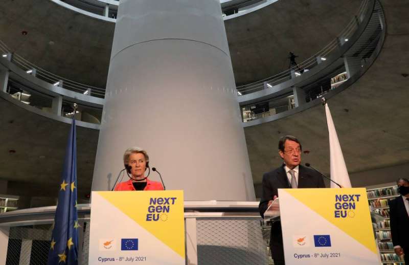  فون دير لايين ونيكوس أناستاسيادس 