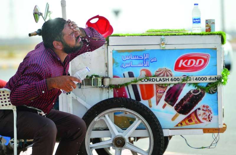 بائع برد يبرد على نفسه 	 (تصوير نايف العقله)