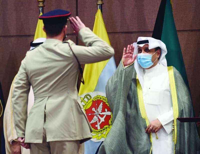 الوزير لدى تكريمه أحد الضباط الخريجين