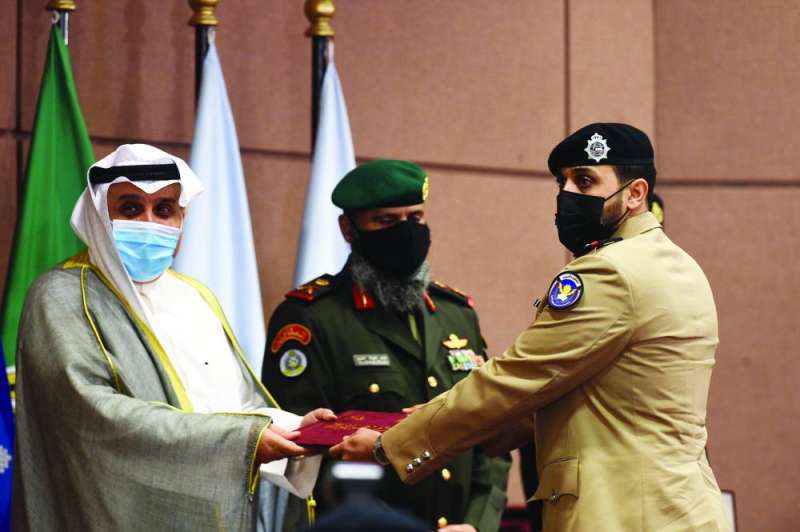 تسليم خريج شهادته