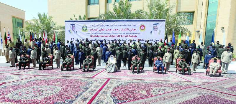 الوزير في صورة تذكارية مع قيادة الكلية والضباط الخريجين