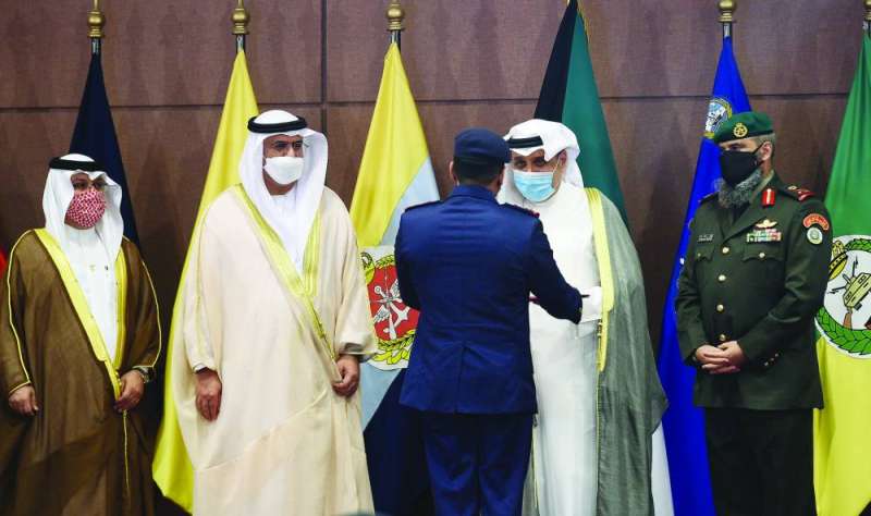 وزير الدفاع يبارك لأحد الضباط خلال الحفل 	(تصوير أسعد عبدالله)