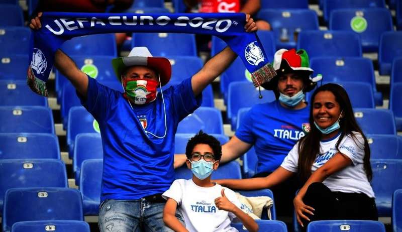 جماهير إيطالية في الملعب الأولمبي في روما