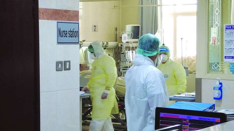 جهود كبيرة للكوادر الطبية في أجنحة كوفيد والعناية المركزة 	(تصوير أسعد عبدالله)
