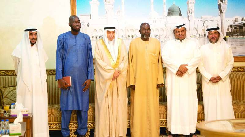 إمباكي والمذكور مع أعضاء الجمعية
