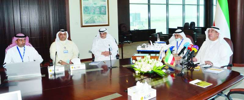 السديراوي والحسيني في المؤتمر الصحافي وأمامهما نموذج السفينة 	(تصوير نايف العقلة) 