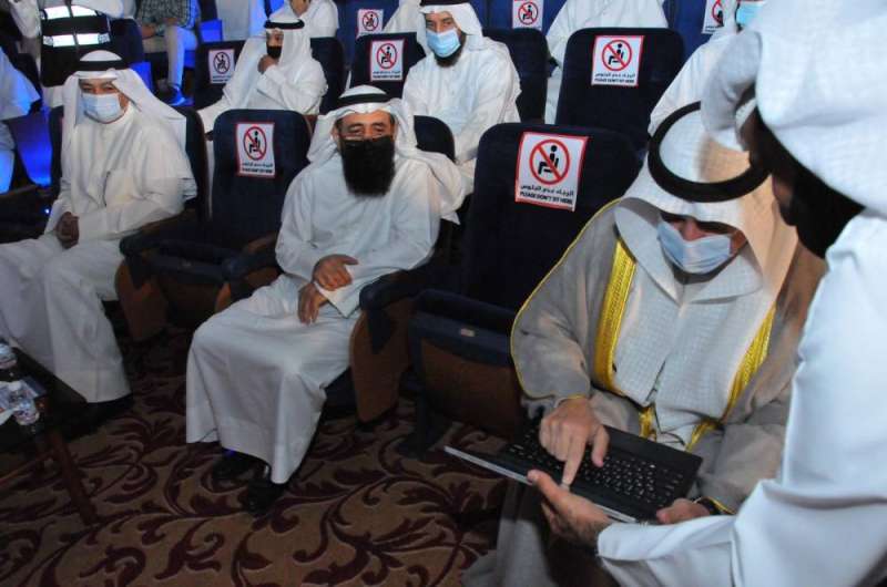 الكندري مدشنا الاستراتيجية 