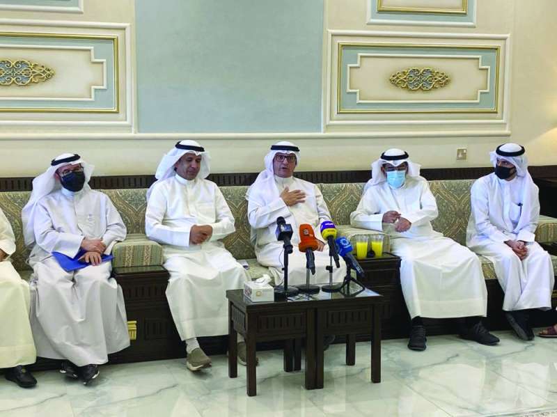 
الوزير متحدثاً في اللقاء مع أهالي «جابر الأحمد»