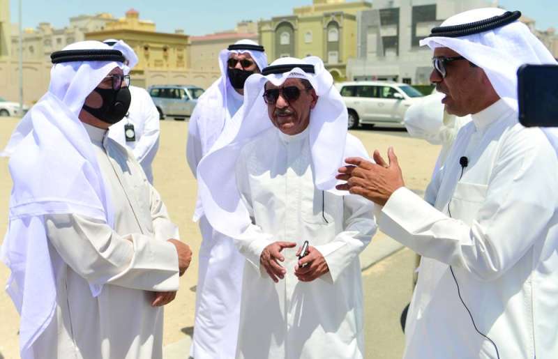 
الشايع والوقيان يستمعان لرئيس اللجنة التنسيقية التطوعية للمدينة 	(تصوير نايف العقلة)
