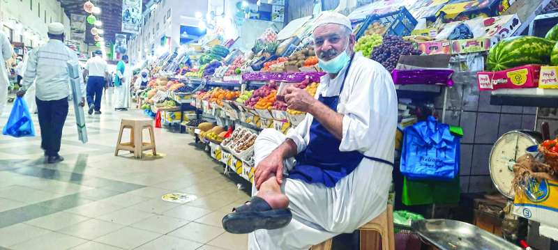 الباعة في سوق المباركية محبطون من قرار الـ2000 دينار 	(تصوير أسعد عبدالله)
