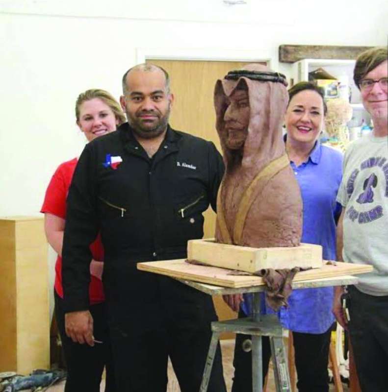 
علمدار خلال العمل على تمثال «أمير القلوب»
