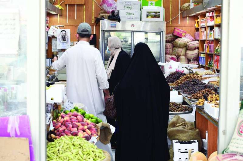 إقبال على شراء التمور