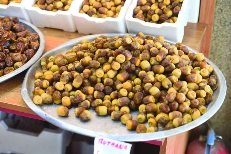 التمر سيد المائدة