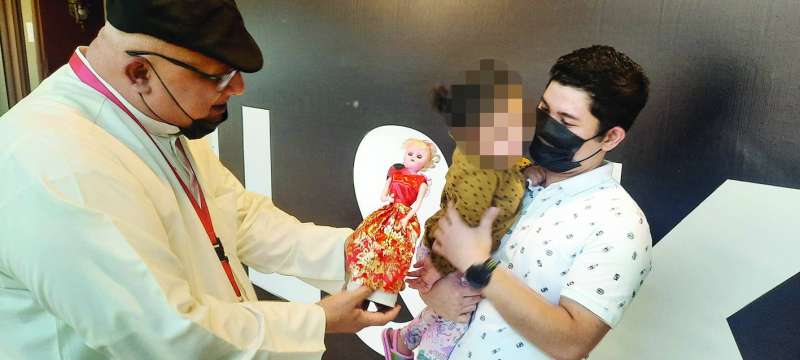 
الزميل خالد الشرقاوي يهدي لعبة للطفلة 		(تصوير أسعد عبدالله)
