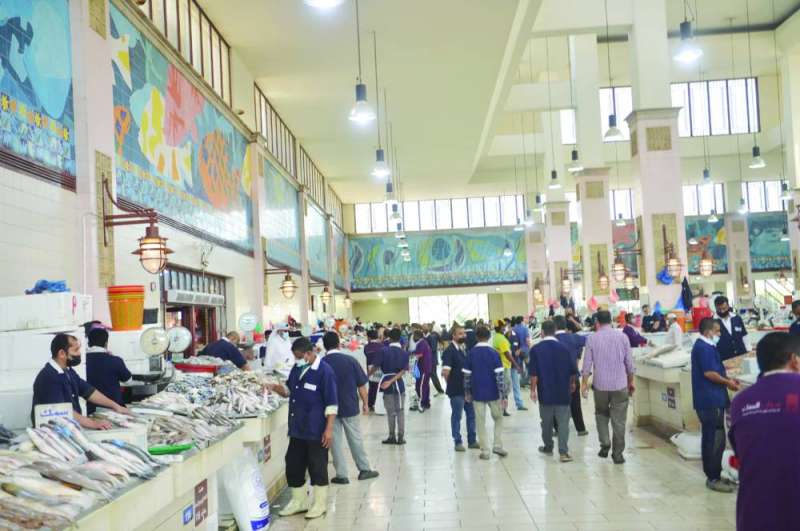 عمال السوق أكثر من المتسوّقين 	(تصوير نايف العقلة)
