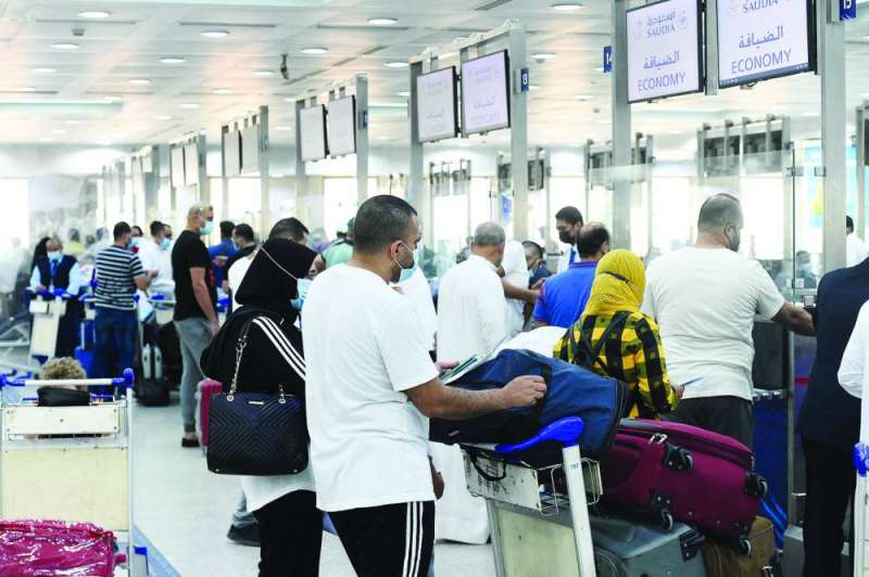 مسافرون أمام كاونترات الوزن