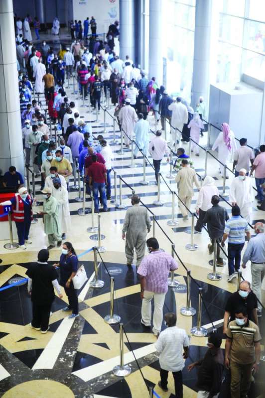 زحمة داخل مركز التطعيم بأرض المعارض أمس	 (تصوير سعود سالم)
