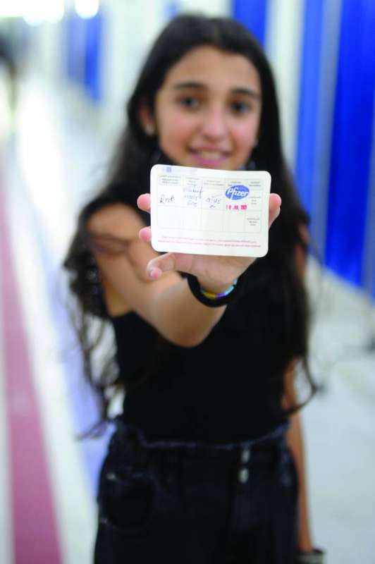 
طفلة تلقت الجرعة الأولى من لقاح «كورونا» أمس	(تصوير سعود سالم)