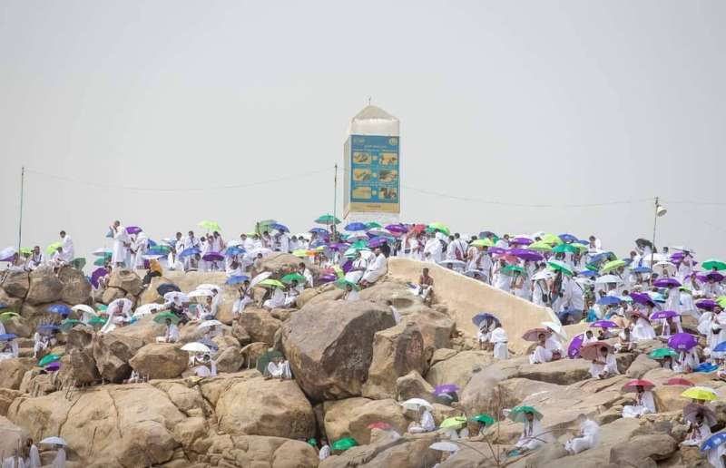 الحجاج على جبل عرفة أمس 