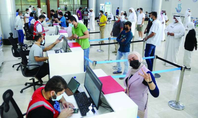 إقبال على التطعيم في أرض المعارض 	(تصوير سعود سالم)
