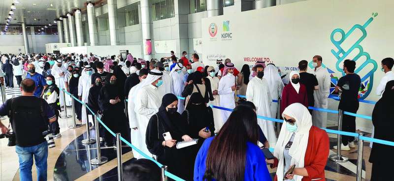 إقبال كثيف على مركز التطعيم في أرض المعارض	(تصوير أسعد عبدالله)