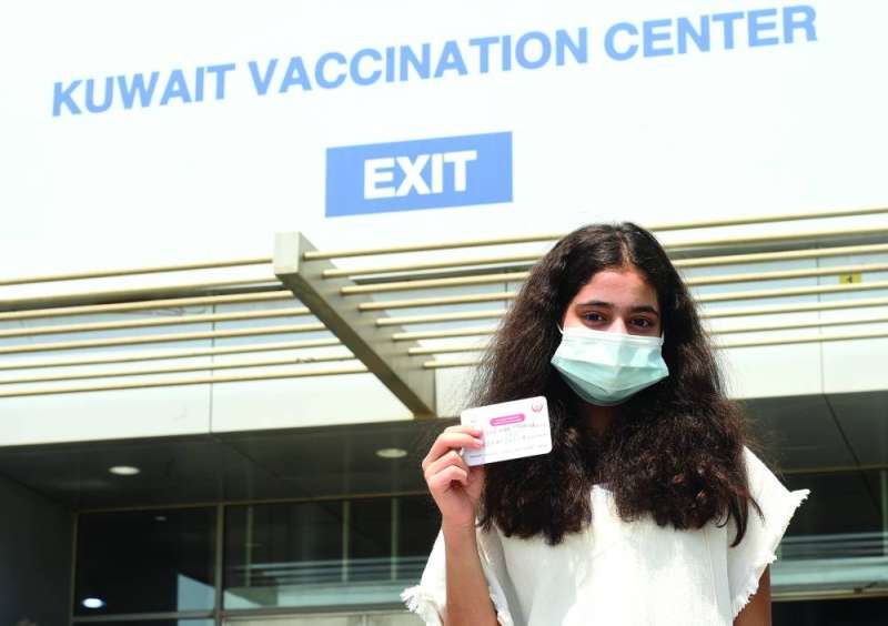 طفلة مسرورة ببطاقة التطعيم