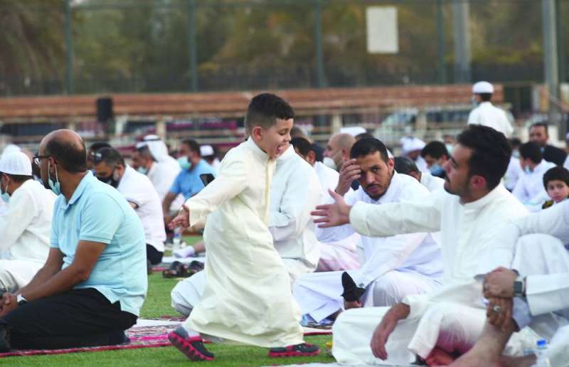 طفل سعيد بصلاة العيد