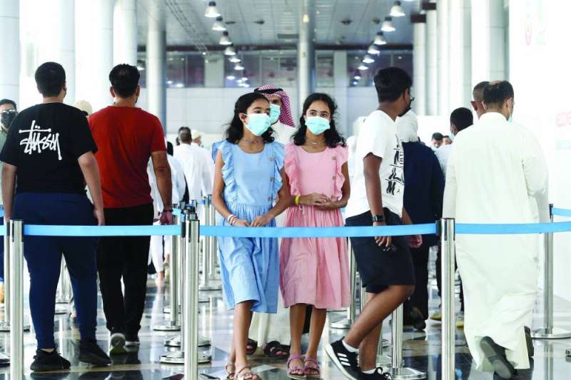 مركز التطعيم يواصل استقبال الطلبة للتطعيم ضد فيروس كورونا المستجد	 (تصوير أسعد عبدالله)
