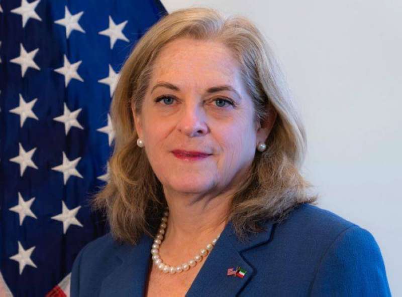 السفيرة الأميركية لدى البلاد ألينا رومانوسكي