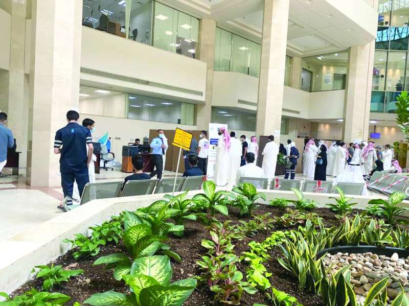 مراجعون في وزارة الكهرباء 