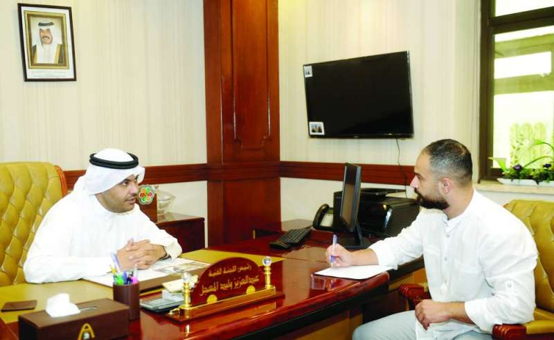 
المعجل متحدثاً للزميل محمد أنور 	(تصوير سعود سالم)
