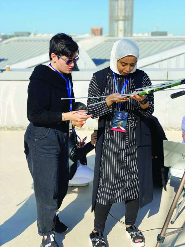 طالبتان من فرق المشروع خلال التدريب
