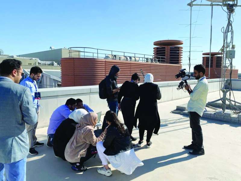 الطلبة منخرطون في تدريب خارج المختبر
