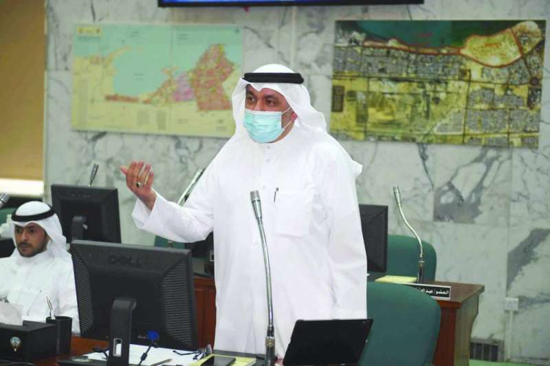 
حسن كمال متحدثاً خلال الجلسة
