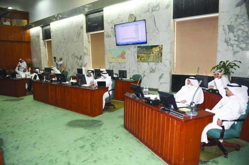 الأعضاء خلال الجلسة