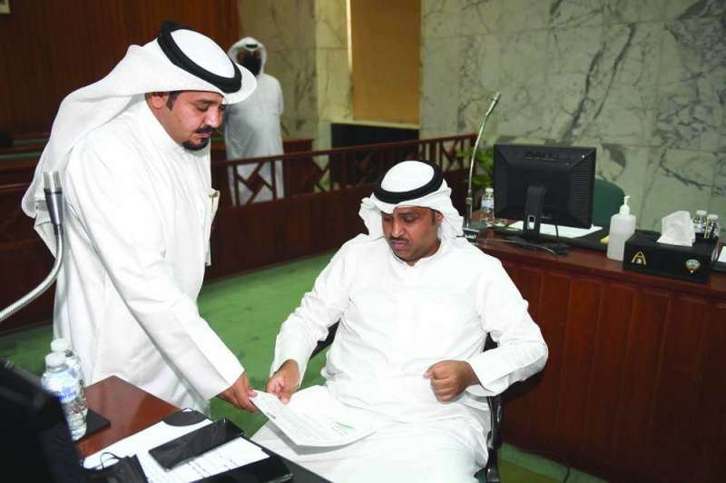 
الحمضان والعنزي يطلعان على المقترحات قبل التصويت عليها
