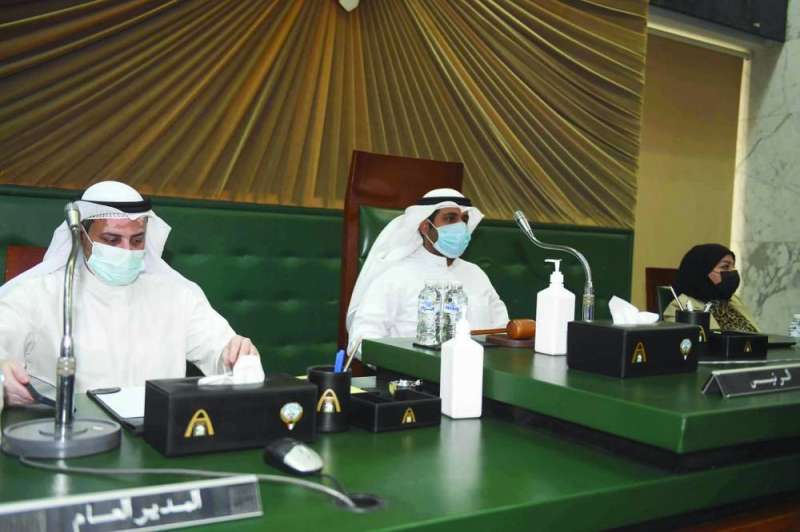 
المحري مترئساً الجلسة
