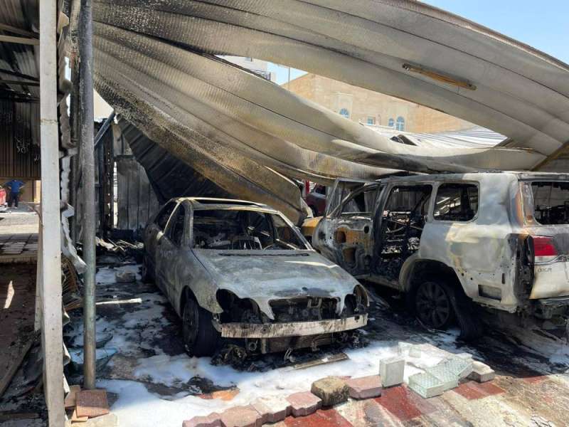 حريق 4 سيارات ودراجة نارية أمام منزل في «مبارك الكبير»
