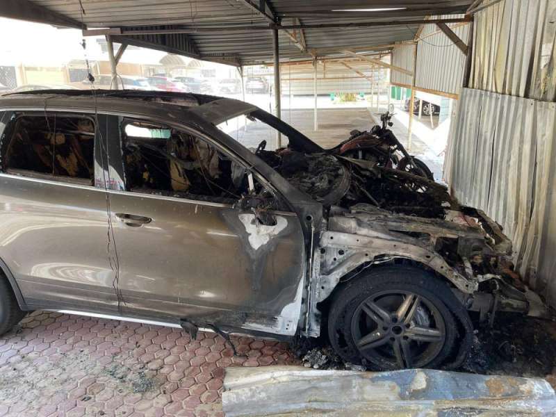 حريق 4 سيارات ودراجة نارية أمام منزل في «مبارك الكبير»
