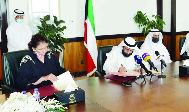 عمادي والعوضي يوقعات بروتوكول التعاون (تصوير نايف العقلة)
