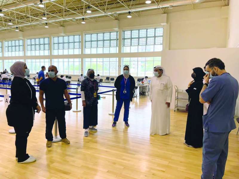 مصطفى رضا متفقداً العمل في المركز
